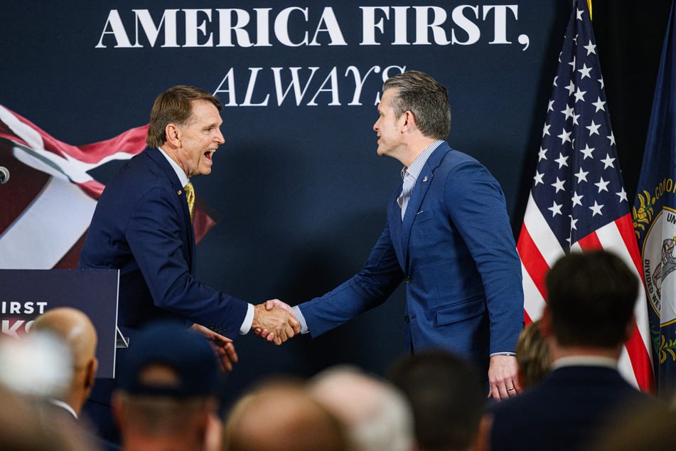 Defense Secretary Pete Hegseth (r.) shakes hands with Kentucky congressional candidate Ed Gallrein during a campaign event in Hebron on May 18, 2026.