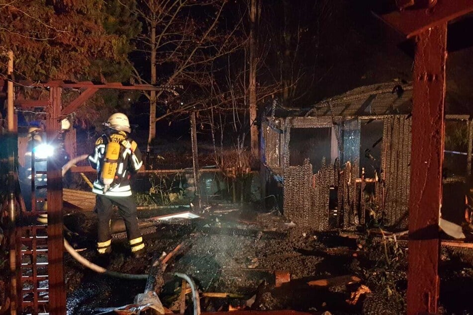 Die Flammen haben das Gartengrundstück völlig zerstört! Sachschaden: etwa 2000 Euro.