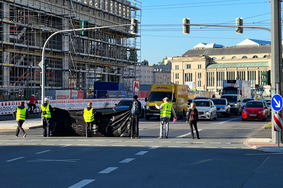 Die Aktivisten stoppten am Freitagmorgen den Verkehr auf der Bahnhofstraße.