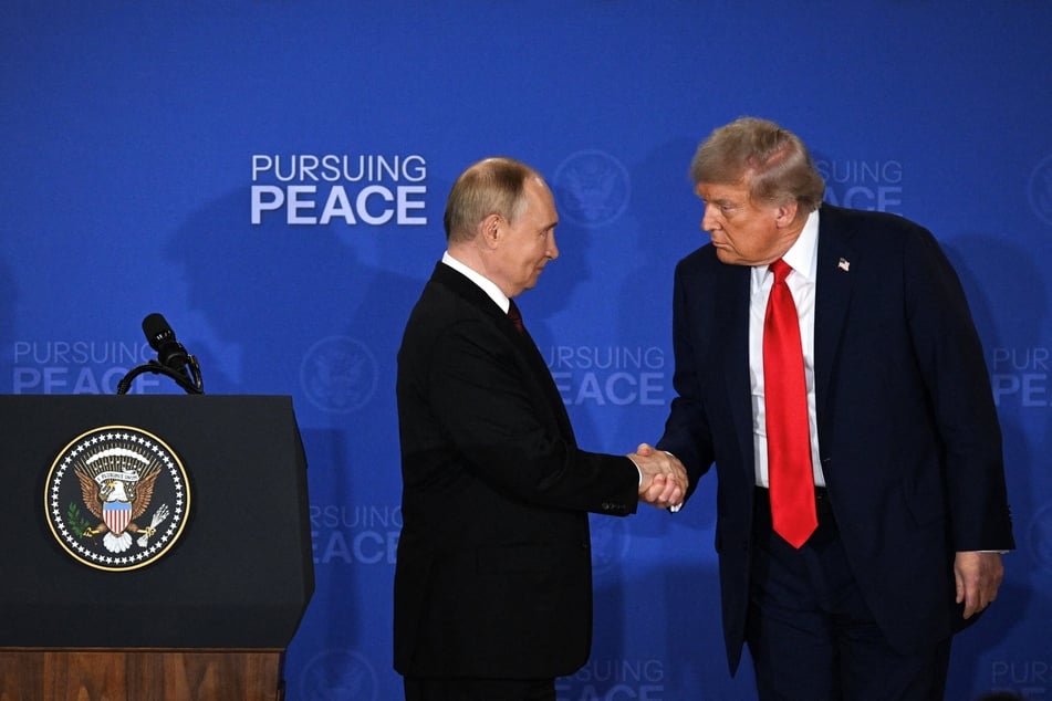 Große Bilder statt Durchbruch: Das Gipfeltreffen zwischen Kreml-Chef Wladimir Putin (72,l.) und US-Präsident Donald Trump ging ohne konkrete Ergebnisse aus.