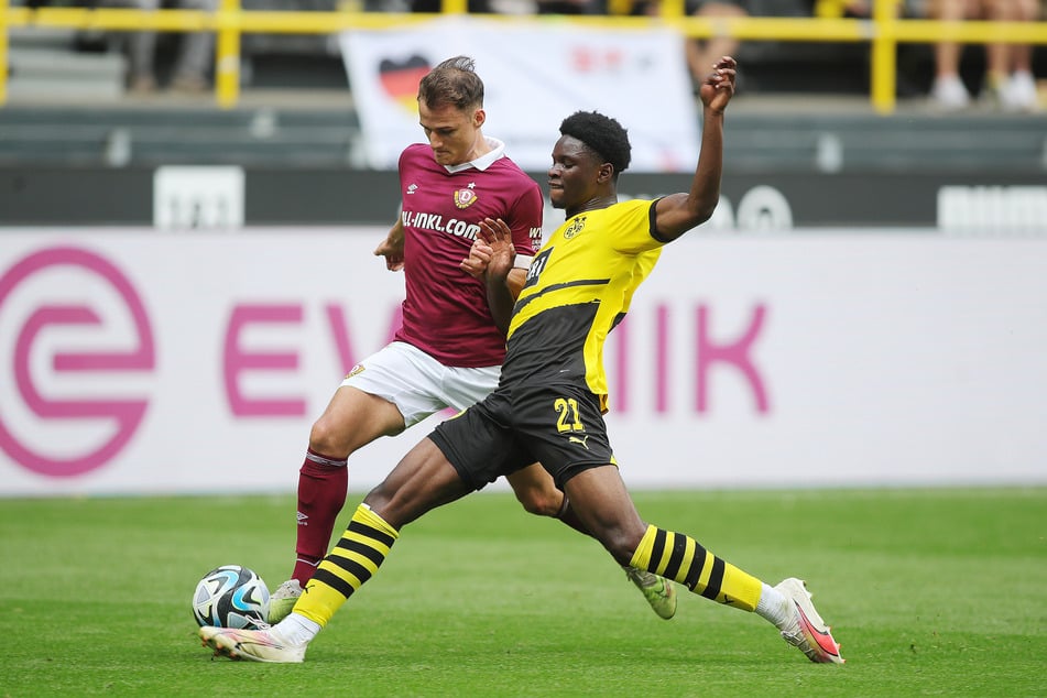 Ein Bild aus der Vorsaison: Dynamos Jakob Lemmer (l.) kämpft um den Ball.