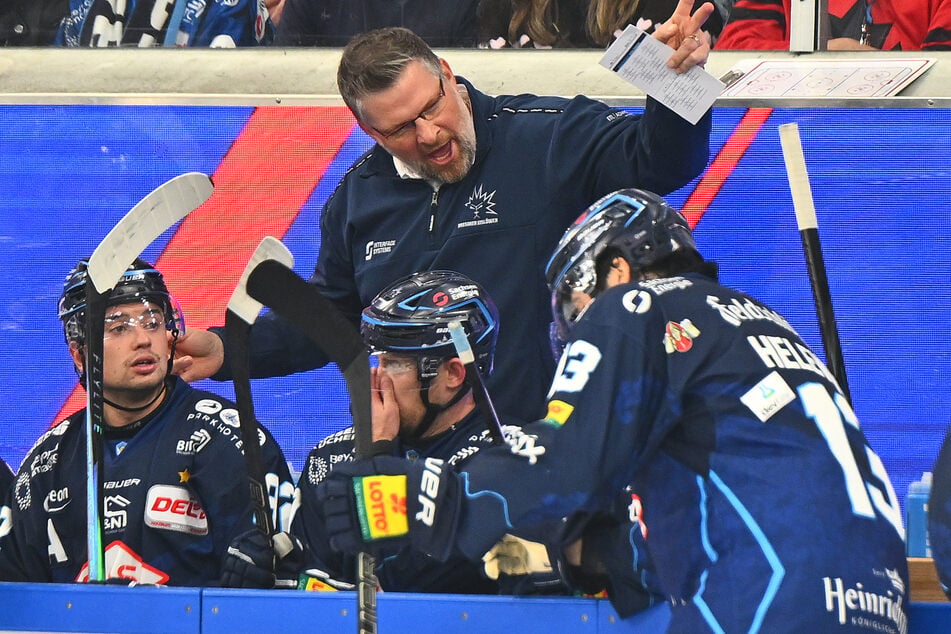 Eislöwen-Trainer Bo Subr (46, hinten) weiß, was sein Team nach dem Null-Punkte-Auftakt in Crimmitschau alles besser machen muss.