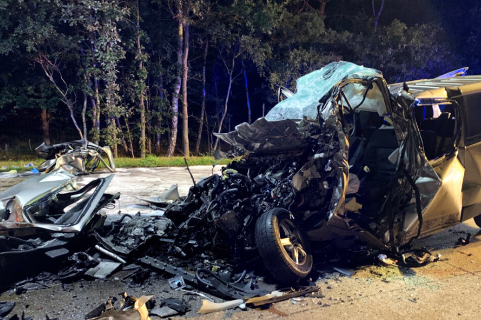 Der Transporter wurde bei dem Unfall komplett zerstört.