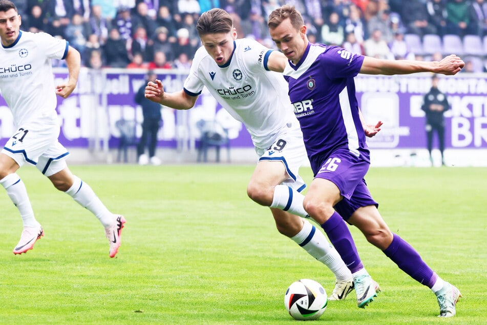 Maximilian Großer (Bielefeld) und Kilian Jakob (Aue) kämpfen um den Ball.