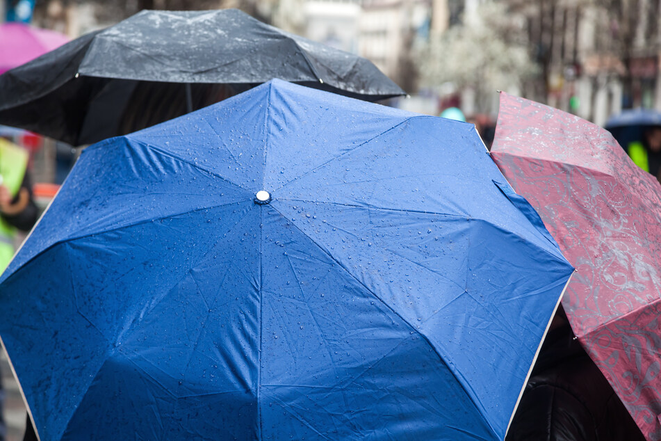 Die Regenschirme dienen in den nächsten Tagen als nützliches Accessoire.