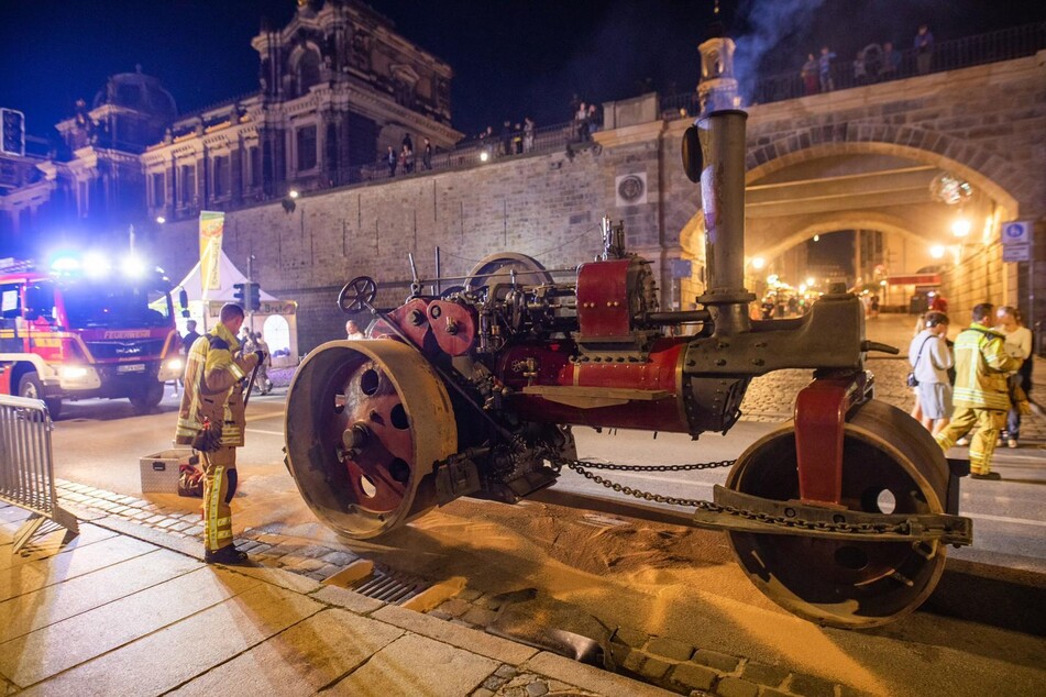 Dieser historische Dampfschlepper hatte Kondenswasser verloren, die Feuerwehr kümmerte sich darum.