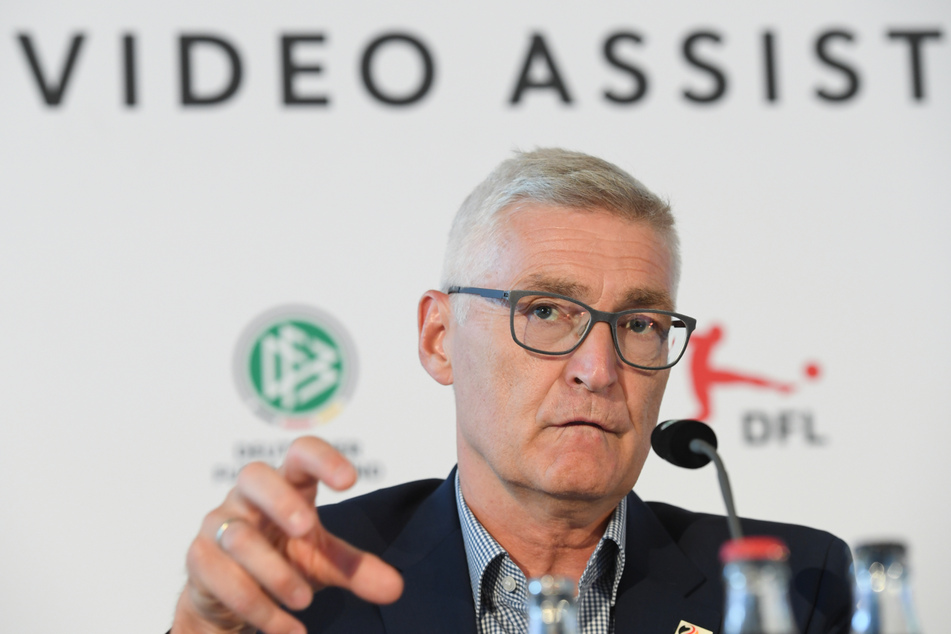DFB-Schiedsrichterchef Lutz Michael Fröhlich (64) stellte sich den wichtigen Fragen zum Vorfall des Wechselfehlers in der Bundesliga-Partie zwischen dem FC Bayern München und dem SC Freiburg.