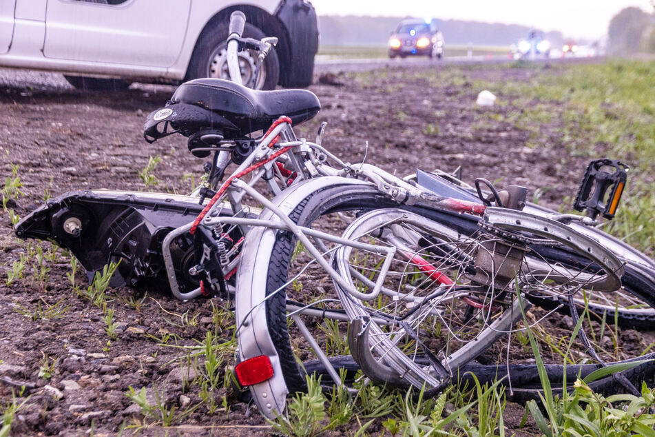Das zerstörte Fahrrad des 53-Jährigen wurde neben die Straße geschleudert, der Radfahrer hatte keine Überlebenschance.