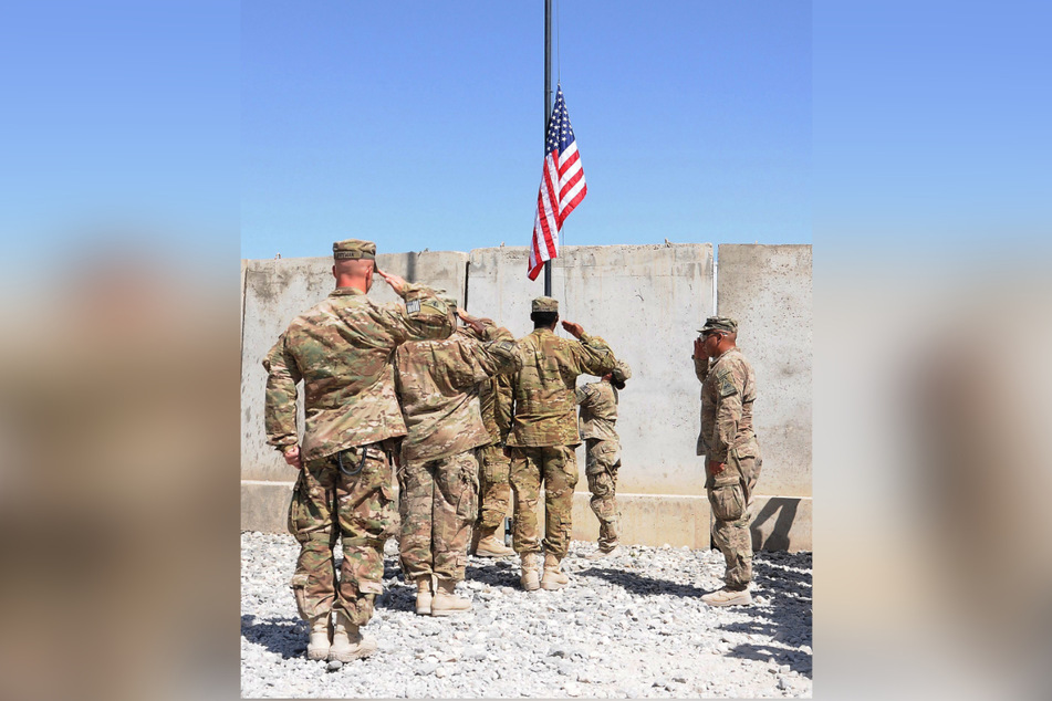 Juli 2014: US-Soldaten in Baghlan holen ihre Nationalflagge ein, nachdem sie ihre Militärbasis an die afghanische Nationalarmee übergeben haben.