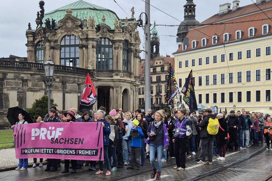 Die Dresdner Demonstranten fordern angesichts des AfD-Wahlerfolgs in Sachsen-Anhalt die Prüfung eines Parteiverbots.