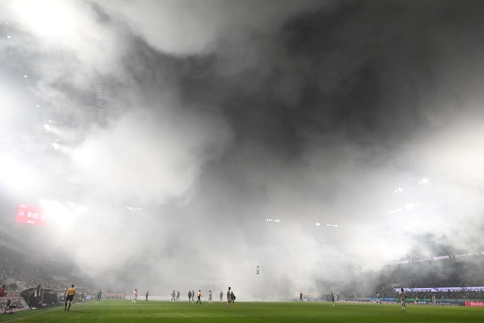 Kurz nach Anpfiff sorgte Pyrotechnik der FC-Fans für eine Unterbrechung von knapp zehn Minuten.
