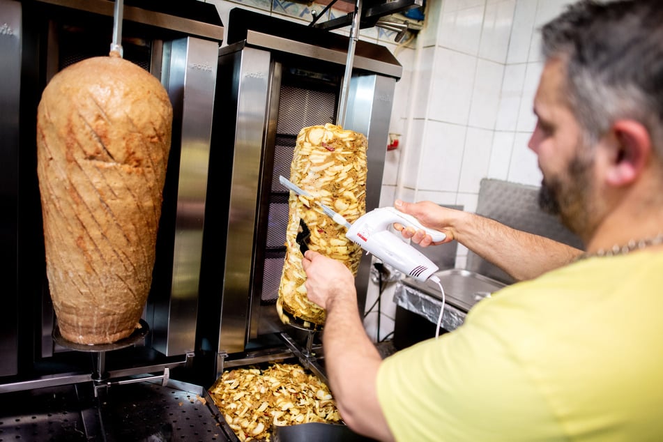 Ein Döner-Imbiss ist nach einer Gerichtsentscheidung kein Spezialitätenrestaurant. Das hat Folgen für das Visum eines türkischen Kochs. (Symbolbild)