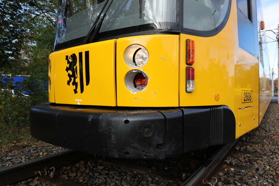 Auch die Straßenbahn erlitt durch den Zusammenstoß Schäden.