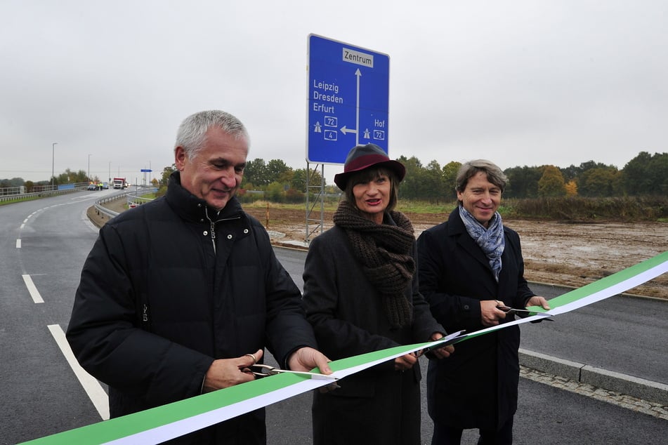 Feierliche Freigabe des Autobahnzubringers Kalkstraße war bereits 2016 (v.l.): Bauchef Jürgen Rannacher (heute 67, Bauchef), Ex-OB Barbara Ludwig (heute 64) und Tiefbauamtsleiter Bernd Gregorzyk (heute 66) durchschnitten das Band.