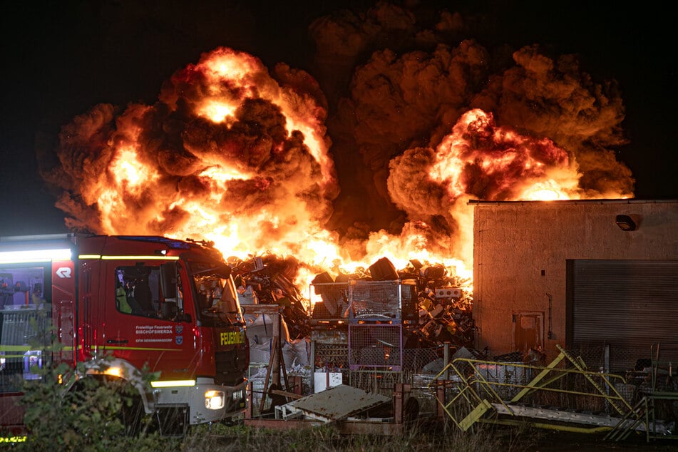 Auf dem Gelände einer Elektro-Schrott-Entsorgungsfirma in Bischofswerda hat es in der Nacht einen Großbrand gegeben.