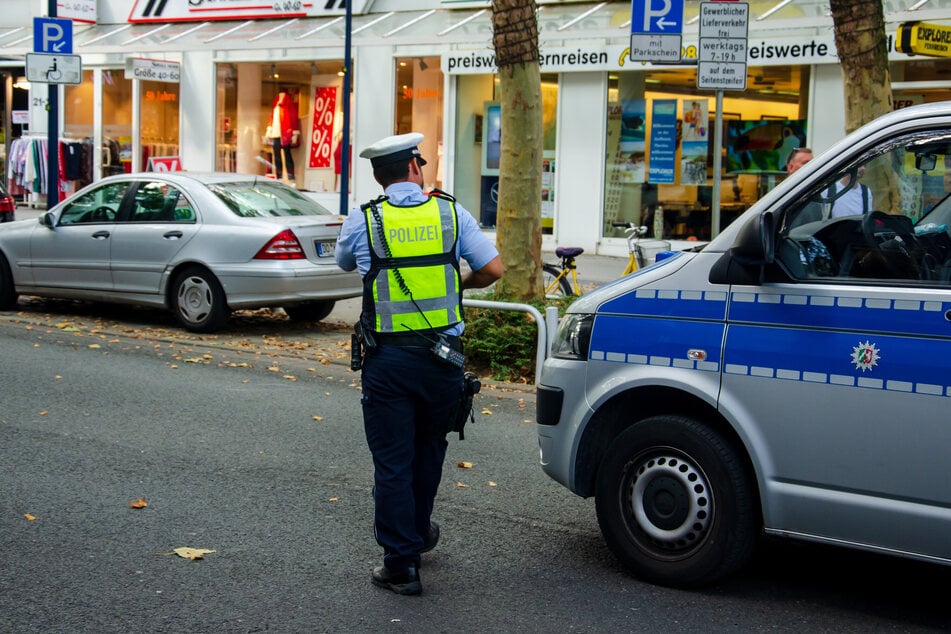 Als die Polizei an der Adresse in Euskirchen erschien, griff der Angeklagte (50) die Beamten unter anderem mit seinen Fäusten an. (Symbolbild)