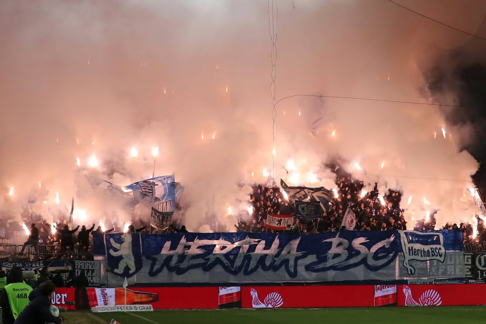 Die Hertha-Fans haben etwas Beleuchtung mitgebracht.