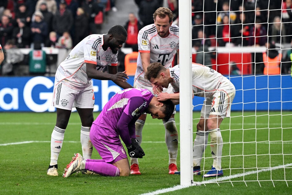 Nach zwei Spielen ist für Sven Ulreich (37) wieder Schluss: Der Bayern-Keeper hat sich verletzt.