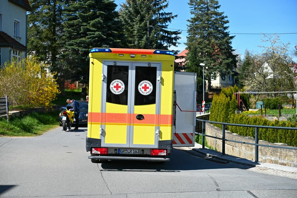 Der Biker wurde in ein Krankenhaus gebracht.