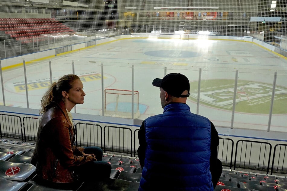 "Capo" Sonja Schwarz spricht mit Marcels Trainer Peter Straussberger.