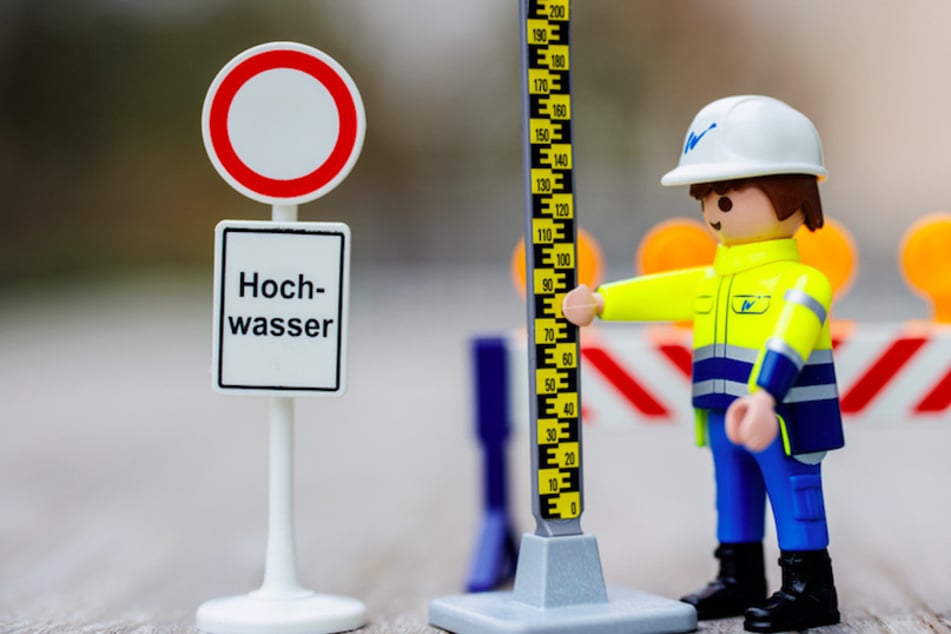 Die Playmobil-Figur mit einer Pegellatte, einer Absperrschranke und einem Schild mit der Aufschrift "Hochwasser" wird teuer gehandelt.