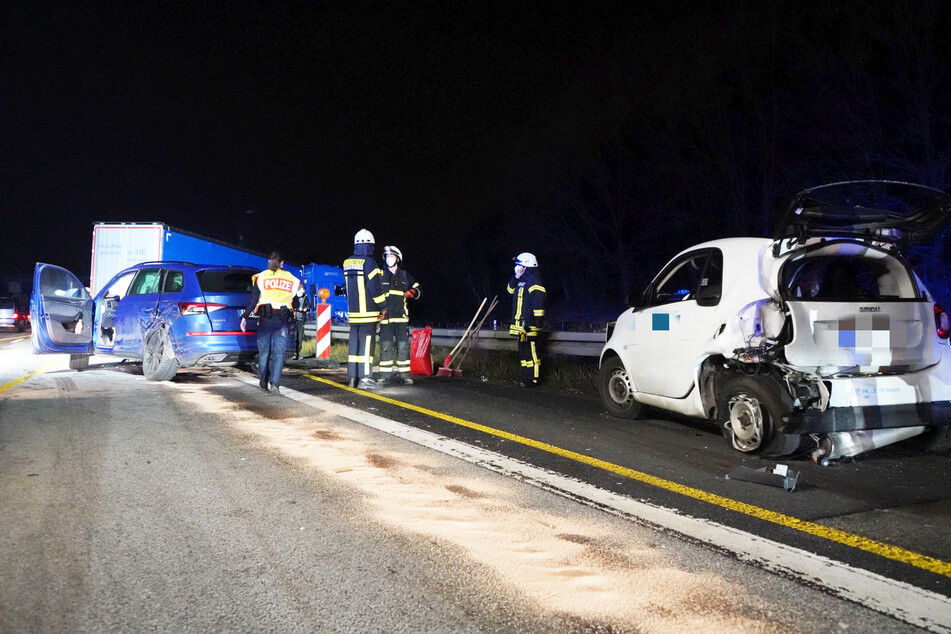 Zwei weitere Autos wurden bei dem schweren Unfall auf der A3 bei Frankfurt am Main ramponiert.