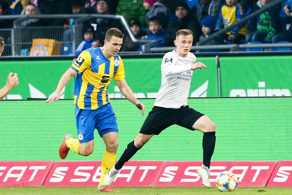 Nils Blumberg (25, r.) kam 14-mal für den Chemnitzer FC zum Einsatz. Hier bei der 1:2-Auswärtspleite bei Eintracht Braunschweig am 23. November 2019 gegen den damaligen Doppelpacker Mike Feigenspan (26).