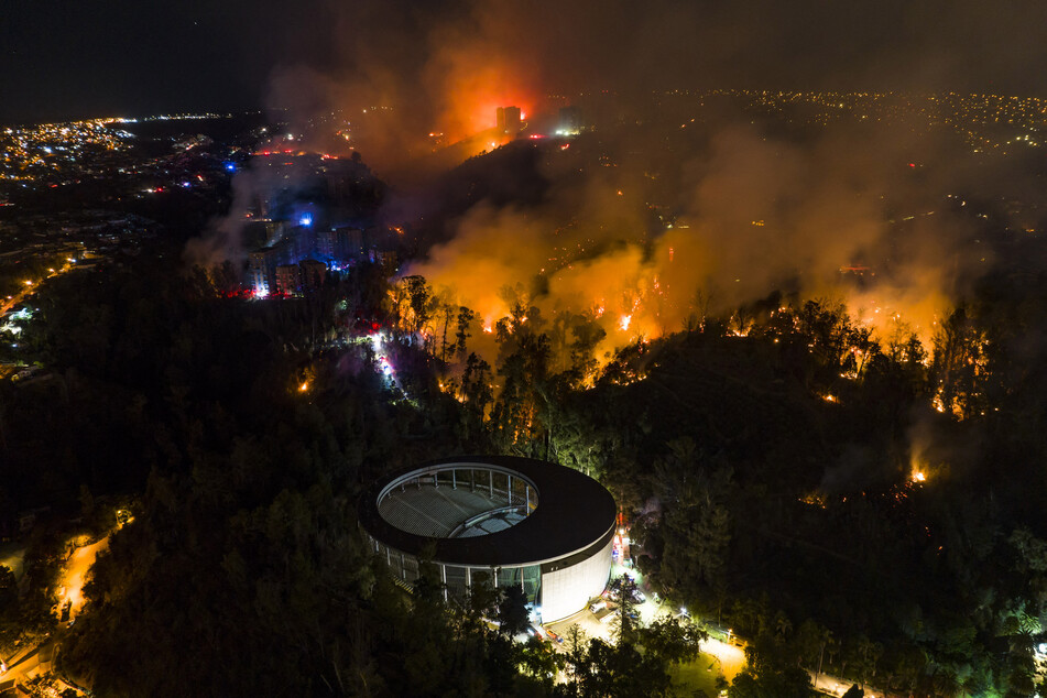 Im chilenischen Urlaubsort Viña del Mar wüten seit Donnerstag die Flammen.