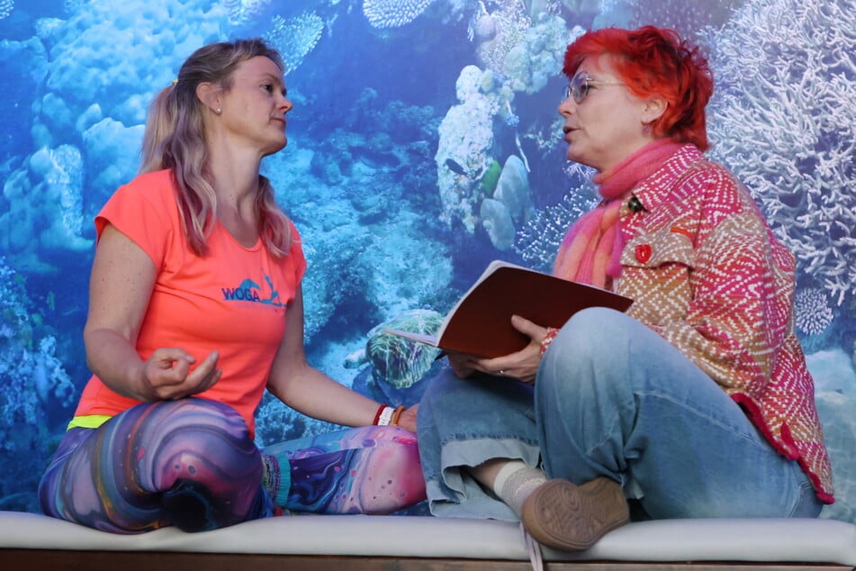 Julia Klesse (41, l.) erzählt TAG24-Reporterin Katrin Koch von ihren Eindrücken aus Indien und schwärmt von faszinierenden Tauchgängen.