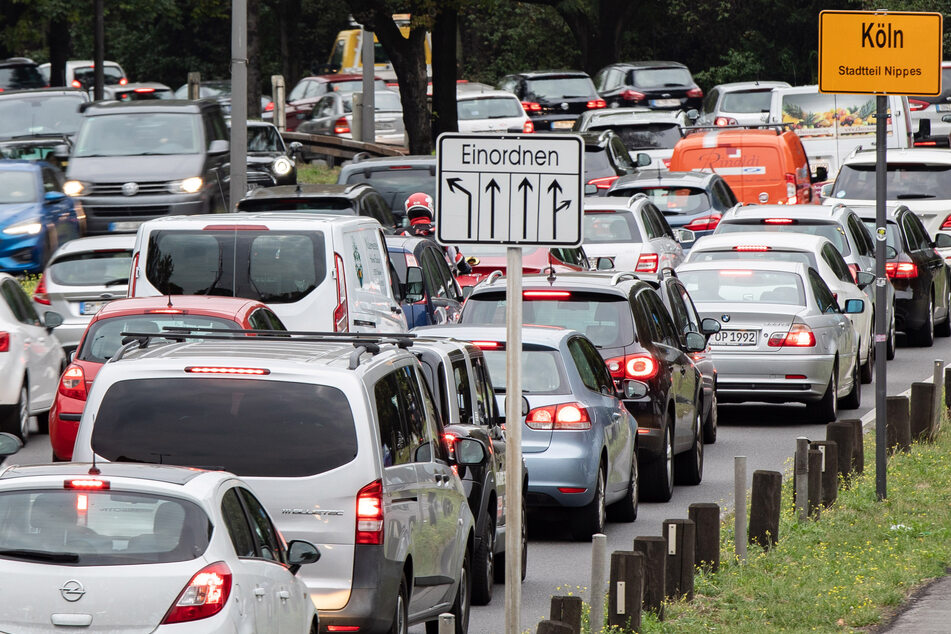 Durch die täglichen Staus auf den Straßen Düsseldorfs haben Pendler vergangenes Jahr Tage auf dem Weg zur Arbeit verloren.