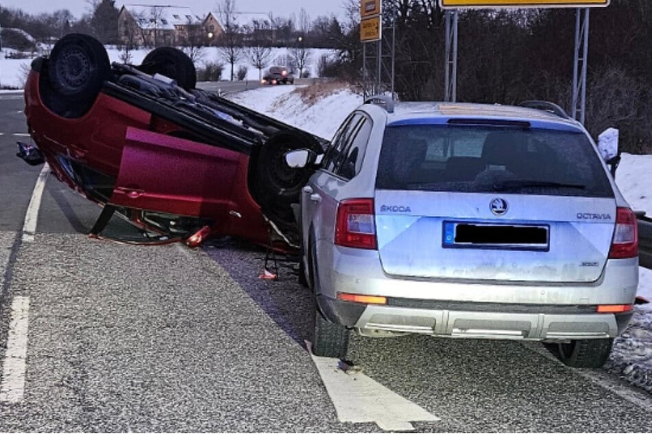 Schwerer Kreuzungscrash im Harz: Mitsubishi landet auf Dach