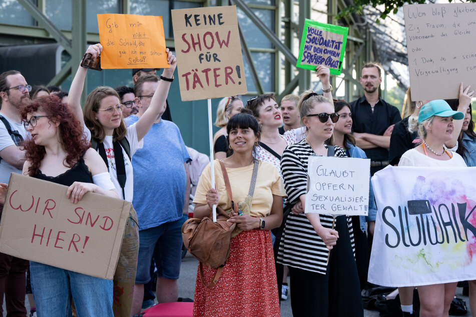 Demonstranten in München solidarisieren sich vor dem Rammstein-Konzert mit den Opfern.