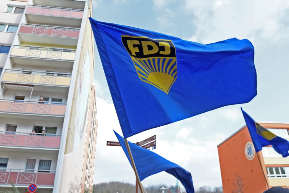 Nach einer Demonstration der kommunistischen "Freien Deutschen Jugend" (FDJ) ermittelt die Staatsanwaltschaft Zwickau gegen vier Akteure der Organisation wegen Hausfriedensbruchs.