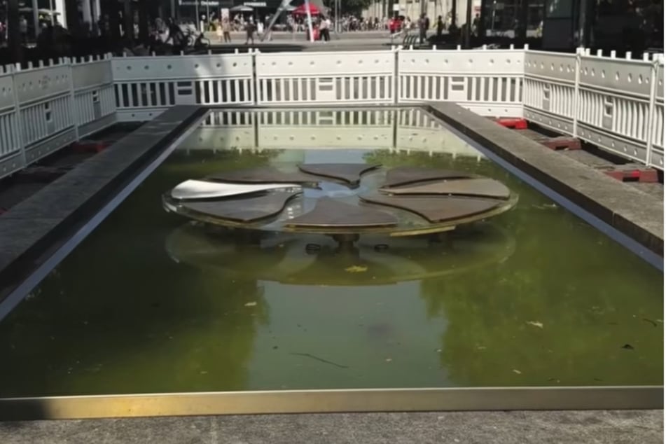 Nicht schön: Im Brunnen an der Prager Straße sind 35 Liter Frittieröl gelandet.