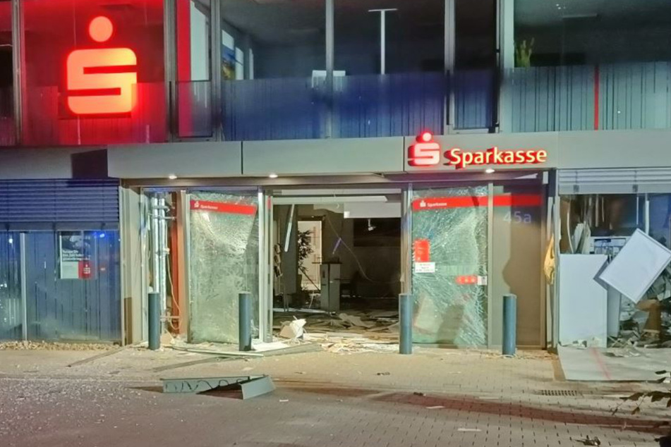 Die Polizei fahndet nach den Tätern, die in der Nacht zum Mittwoch (8. Juni) einen Geldautomaten in Roetgen gesprengt haben.