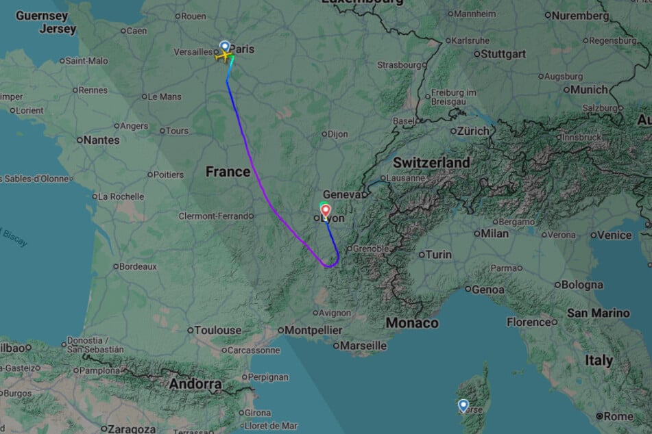 Der Flug von Paris nach Ajaccio auf Korsika sollte für die Maschine mit der Flugnummer AF7562 eigentlich ein Leichtes werden. Doch circa auf der Hälfte der Strecke fiel auf einmal eines der beiden Triebwerke aus.