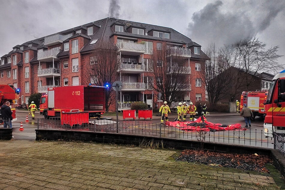 Ausgebrannte Autos, ein Verletzter: Großeinsatz in Grevenbroich