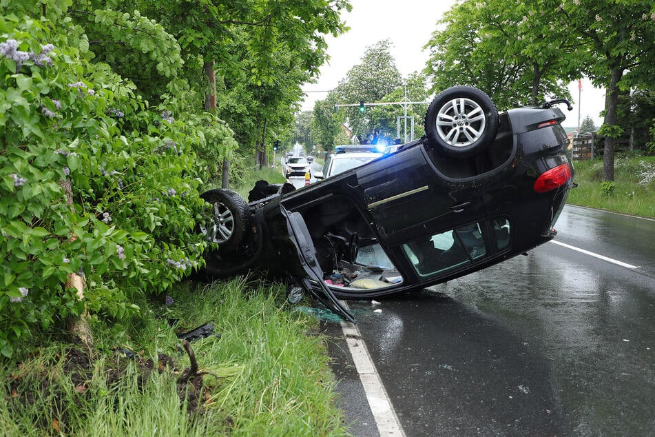 Der VW Tiguan kam bei Regen von der Fahrbahn ab, überschlug sich und blieb auf dem Dach liegen.