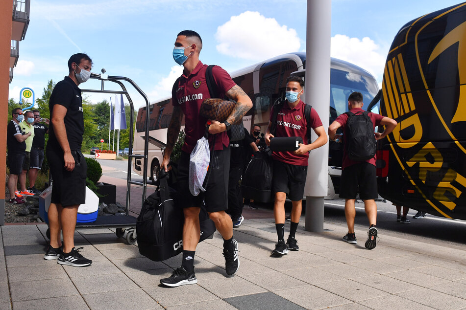 Ohne Mundschutz geht gar nichts mehr. Er ist auch für die Dynamos absolutes Muss - wie hier im August bei der Ankunft im Trainingslager in Heilbad Heiligenstadt.