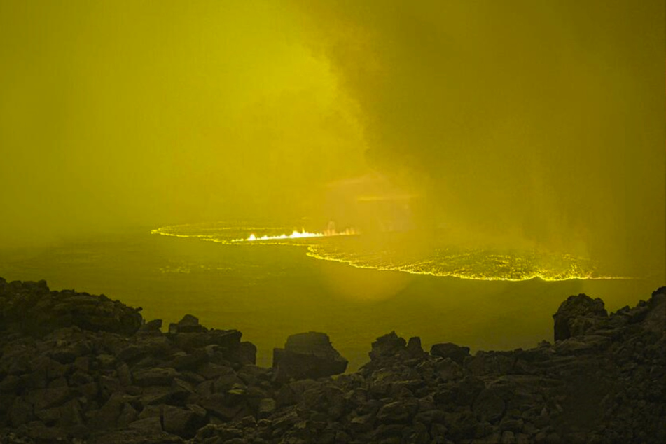 Das Foto einer Webcam zeigt den Krater des Vulkans Mauna Loa, der am Sonntagabend begann auszubrechen.
