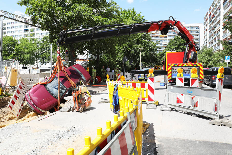 Ein Spezial-Kran barg den Unfall-Kia aus der Baugrube.