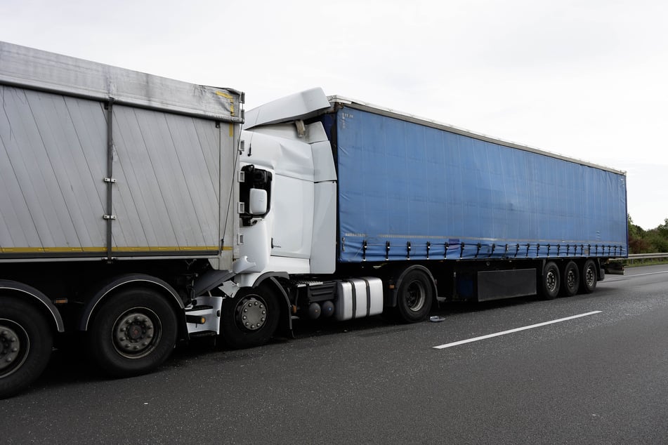 Weil er ein Stauende übersehen hatte, krachte der Fahrer mit seinem Lkw in einen anderen hinein.