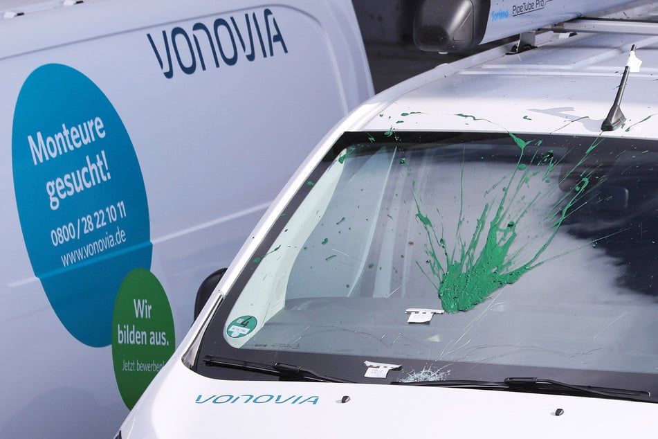 Grüne Farbe auf der gesplitterten Frontscheibe: Unbekannte attackierten unter anderem diesen Transporter von Vonovia.