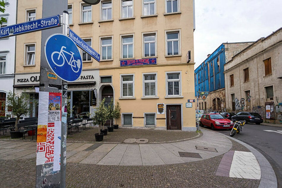 Vor dieser Leipziger Zahnarztpraxis schlug der Angeklagte mit einem Fäustel auf seine Ehefrau ein.