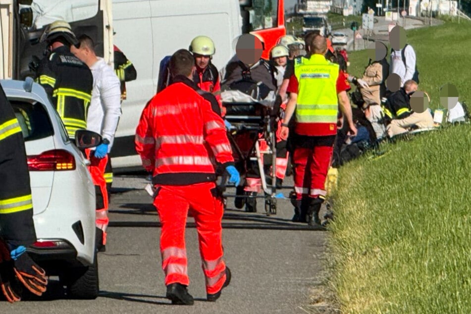 Der Rettungsdienst rückte mit zahlreichen Einsatzkräften zu der Unfallstelle aus.