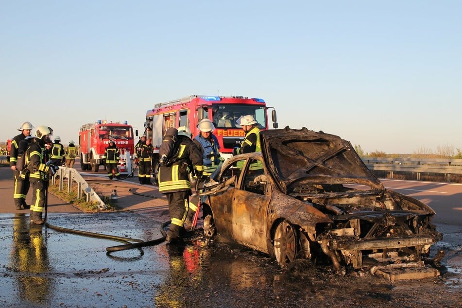 Auf der A9 bei Bad Dürrenberg ist am Sonntagabend, gegen 18.50 Uhr, ein Auto in Flammen aufgegangen.