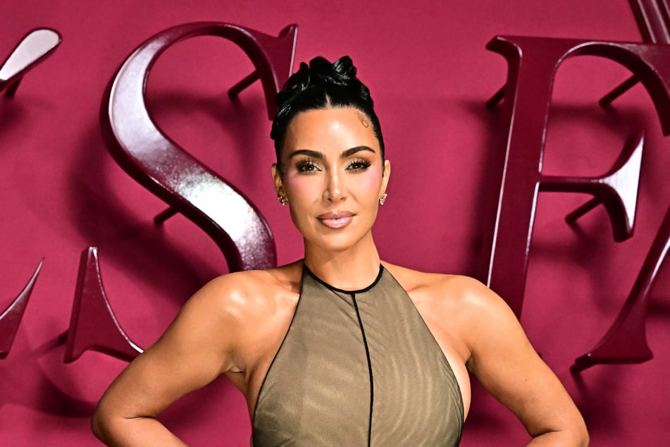 W siódmym sezonie „The Kardashians” Kim Kardashian (45) i jej rodzina dzielą się głębokimi wglądami w swoje życie.