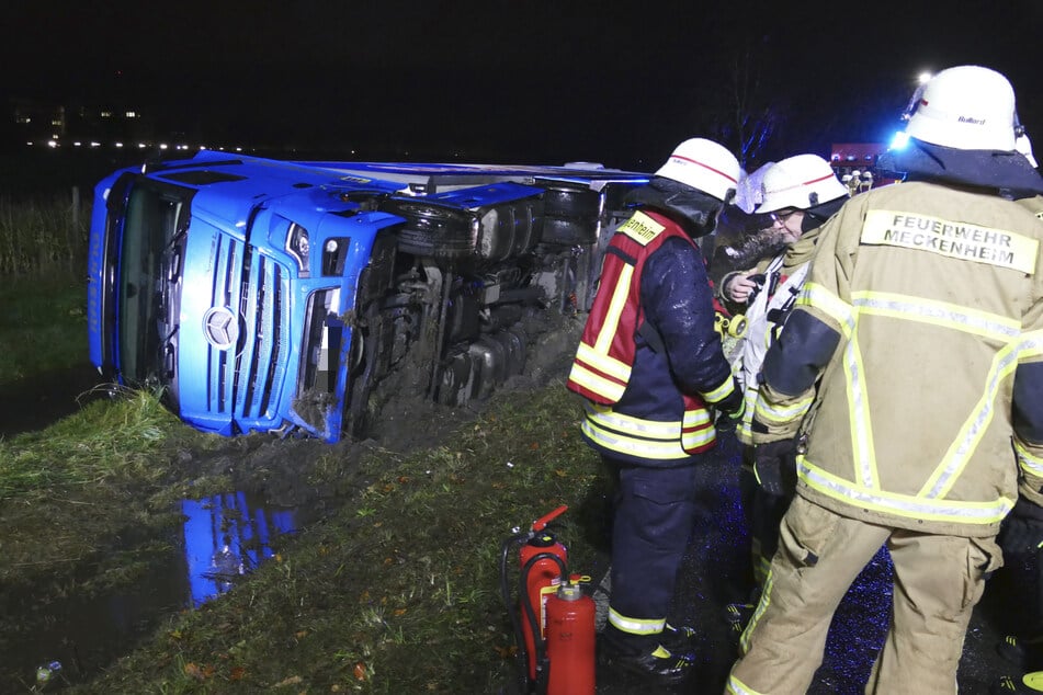 Einsatzkräfte der Meckenheimer Feuerwehr mussten den Lastwagen-Fahrer (50) mit Spezial-Werkzeug aus dem Fahrerhaus befreien.