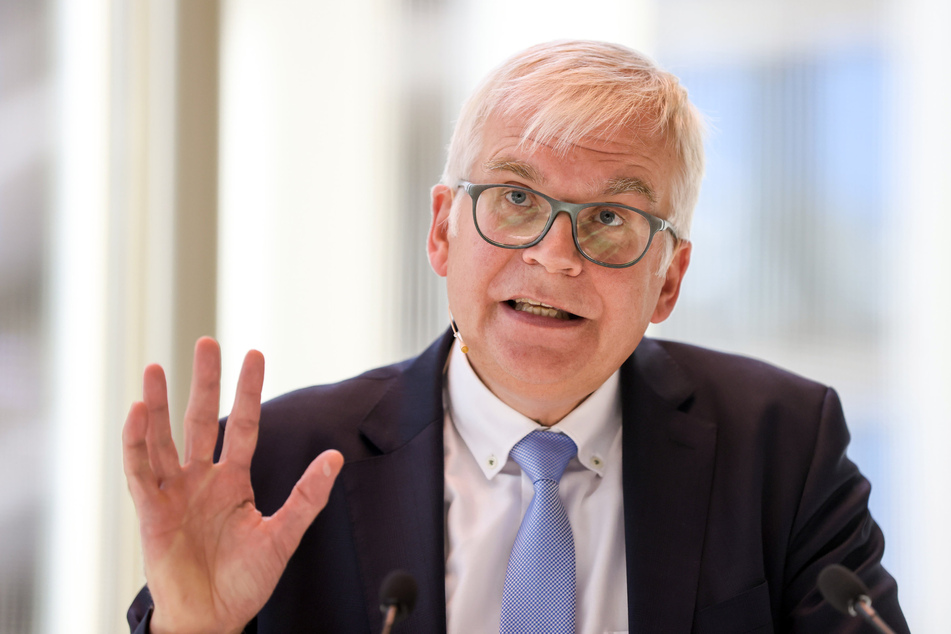 Finanzminister Hartmut Vorjohann (58, CDU) machte sich für die Sonderzahlungen im öffentlichen Dienst stark.