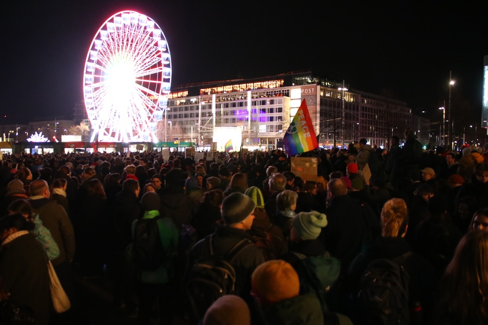Tausende Menschen versammelten sich am Dienstagabend in der Leipziger Innenstadt.